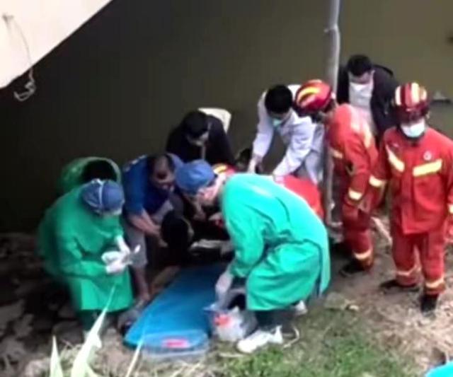 货车|太惨了！河南钓友在河边钓鱼时，货车从天而降，钓友们长点心吧