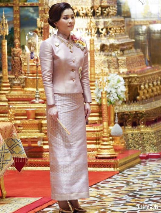 苏提达|?苏提达穿现代装翻车,肩膀前倾身材五五分,跟在泰王身后似小跟班