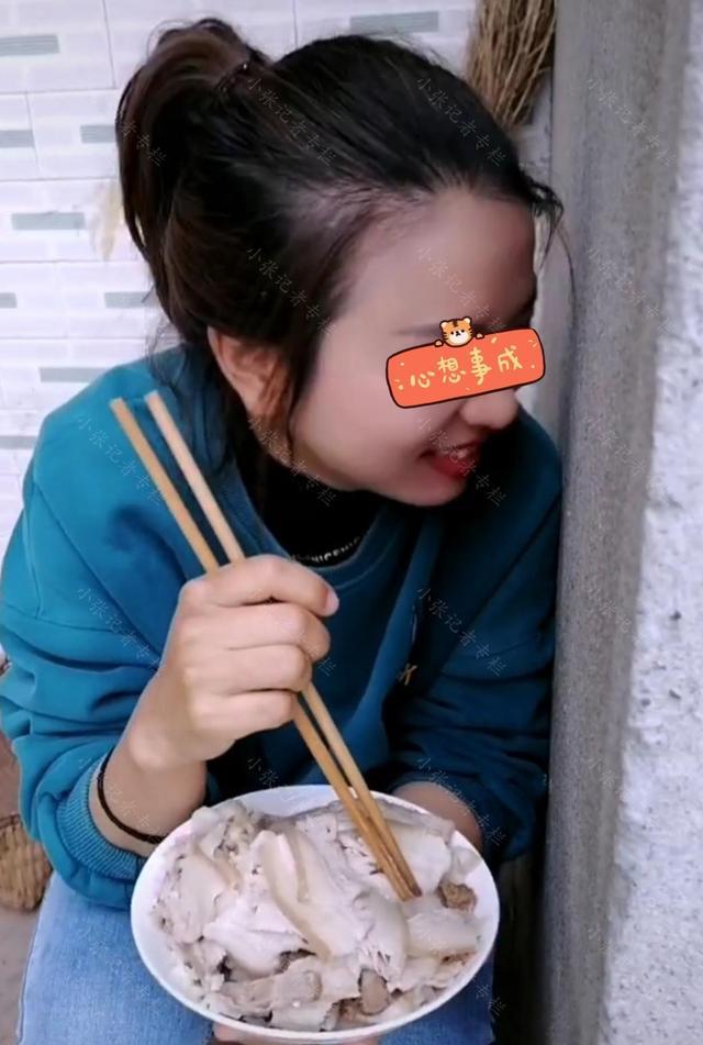 女子陪男友减肥，自己却偷偷吃肉，没想到被男友当场发现