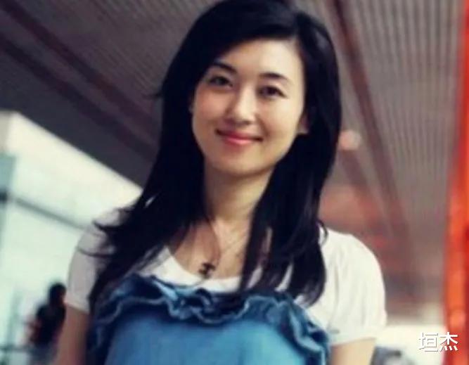 主持人|央视美女主持人李红：14岁辍学，18岁差点嫁人，今44岁风采依旧