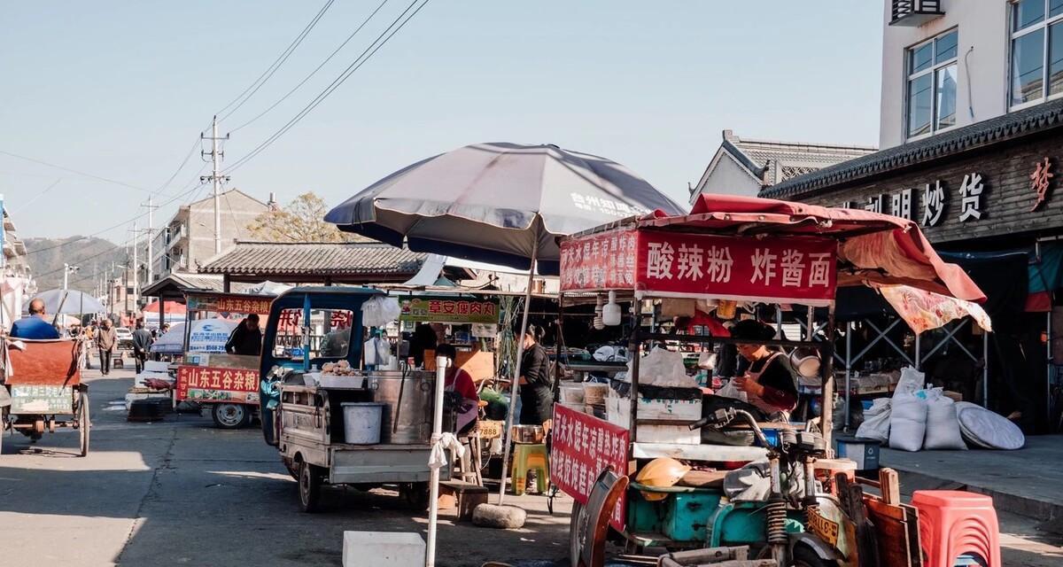 杭州:女子摆摊被同行打砸,烤肠散落一地,女子无奈且辛酸