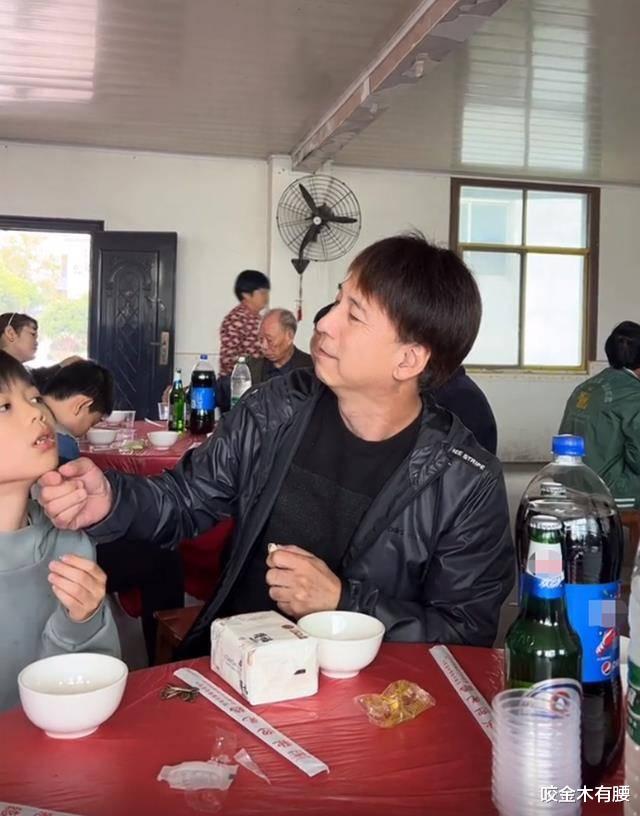 曹荣|香港老戏骨定居内地吃大席,不锈钢桶装米饭,环境糟乱仍吃得香甜