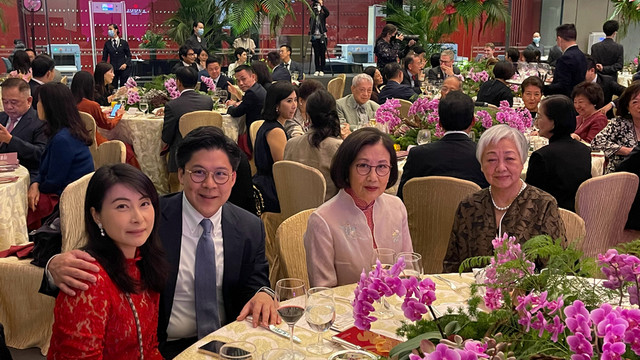 郭晶晶|郭晶晶和老公出席高端宴会，贴身搂肩亲密十足，打扮精致似贵妇