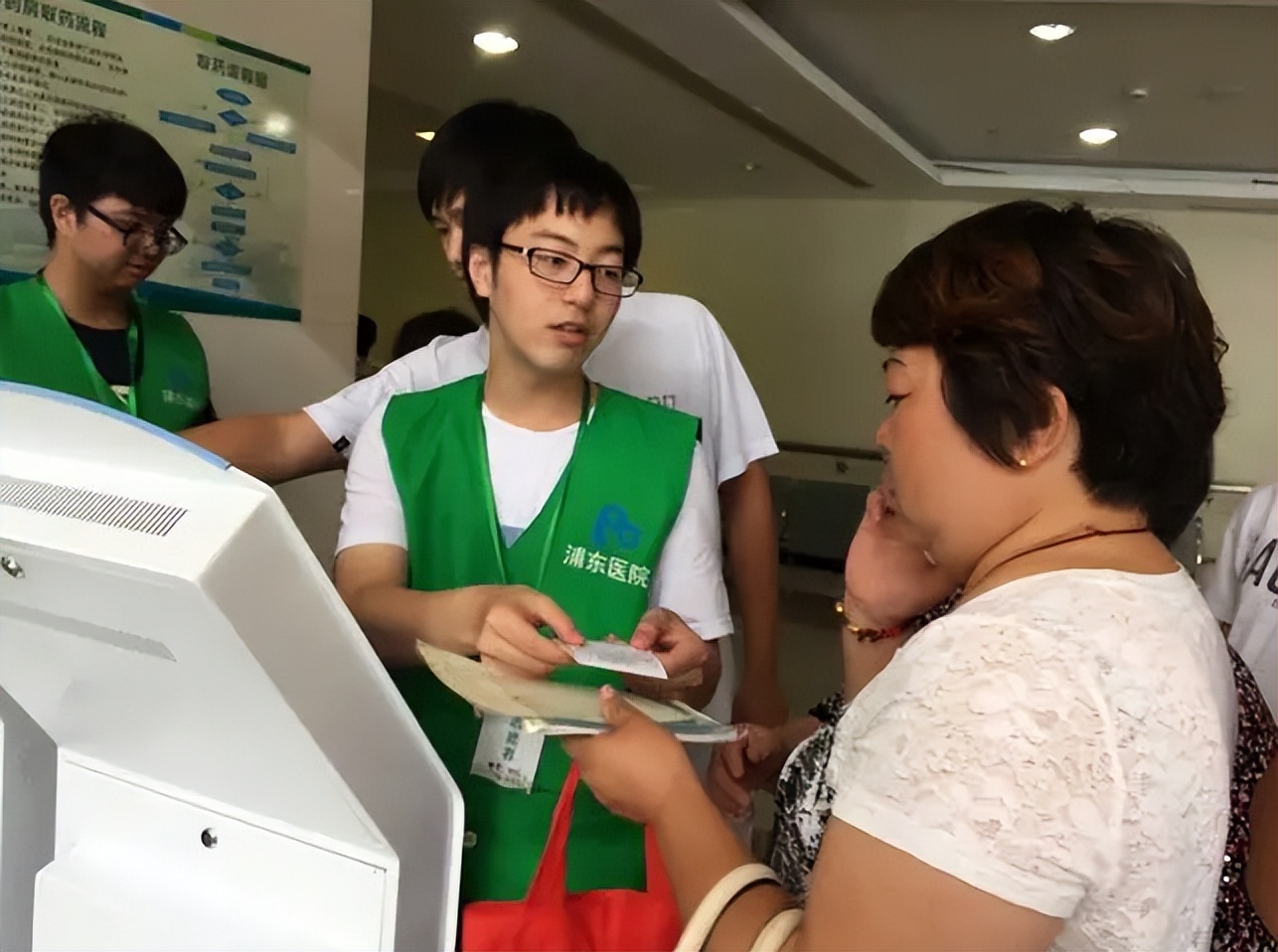 护士|98年女大学生入职“新兴行业”,月收入1.5万,护士看了羡慕不已