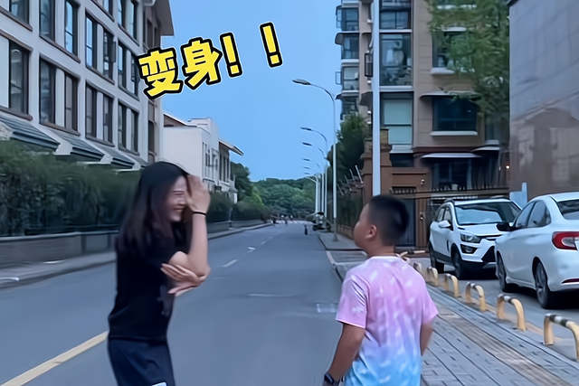 四川:女子戴假肢,小朋友以为是铠甲勇士,跟在她后面追了30分钟