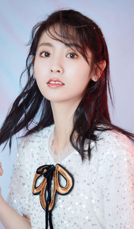 邢菲|邢菲近照，又被美到了，这身打扮我太喜欢了，清新气息扑面而来