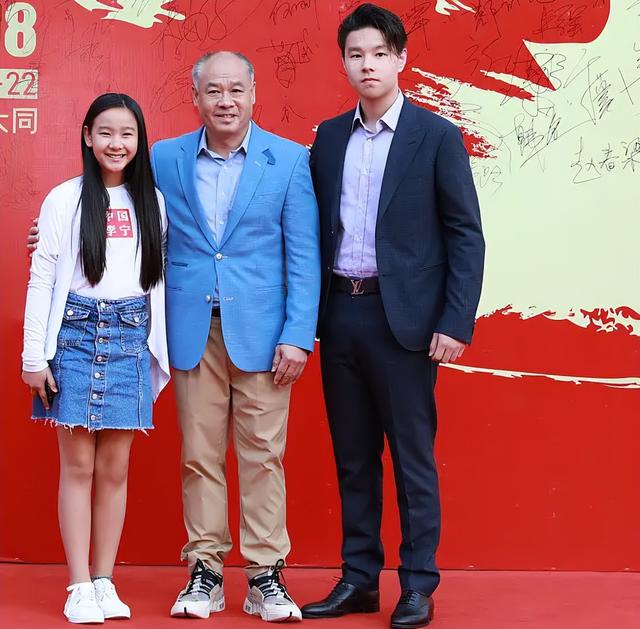 李宁|李宁与儿子、女儿合照:22岁儿子帅气,身高超过李宁,女儿美丽可爱