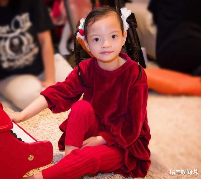 钟丽淇|钟丽淇患病女儿越来越好!推着妹妹温馨活动,曾被诊断活不过两岁