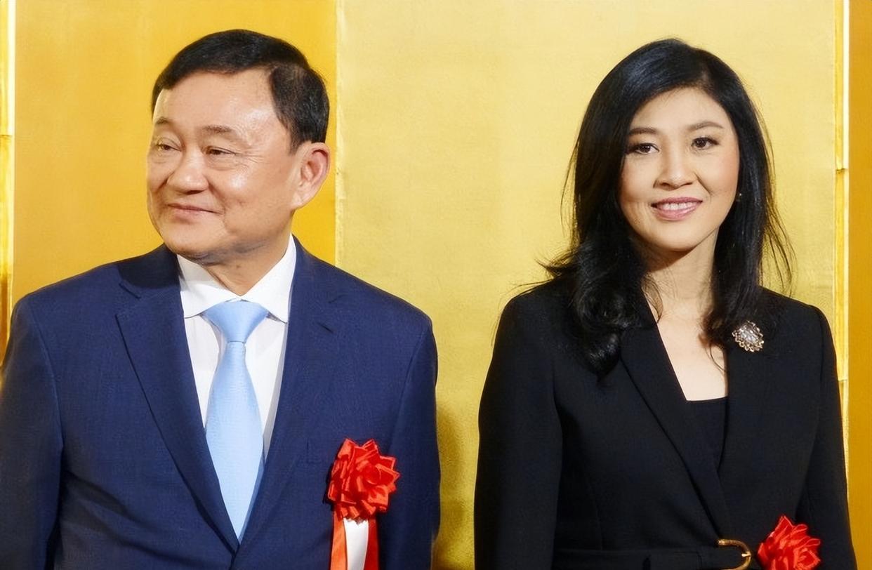 55岁英拉笑容灿烂:吃着路边摊很接地气,在哥哥面前像小女孩一样