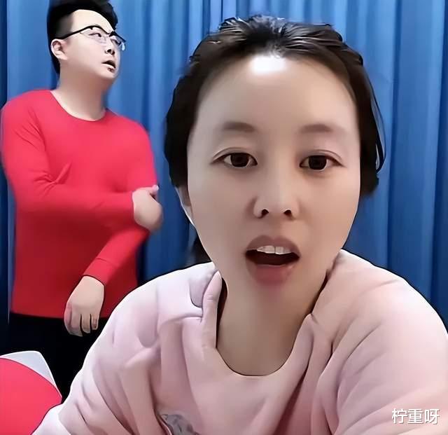 |姚家男儿直播被带节奏,男儿霸气回应喊口号,威静彻底走错路了