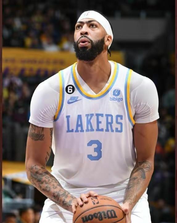 NBA一夜五大交易动态:湖人5换2报价比尔+库兹马 浓眉无限期缺阵