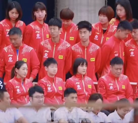 马龙|国乒拍合照，马龙犯困显憔悴，王曼昱挤进男队发懵，刘诗雯揉眼睛