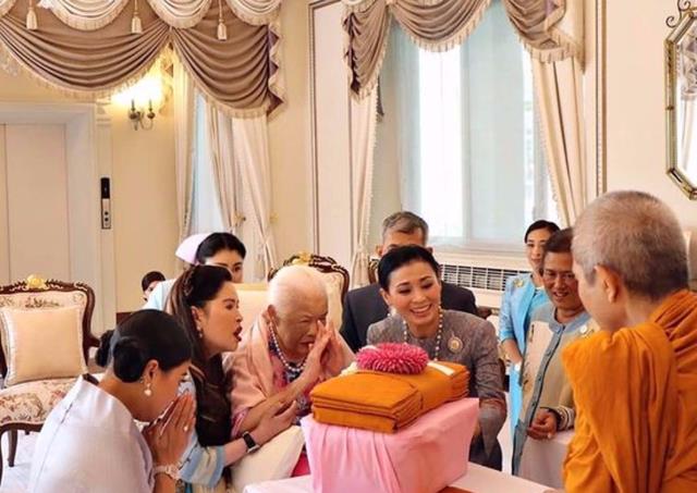 唇妆|泰国王太后90岁庆生照!满头银发穿一身粉嫩不违和,红唇妆容抢镜