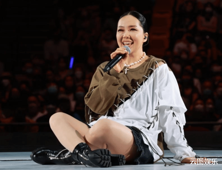 霍启山|知名女星开演唱会！霍启山现身支持穿西装帅气十足，39岁单身多年