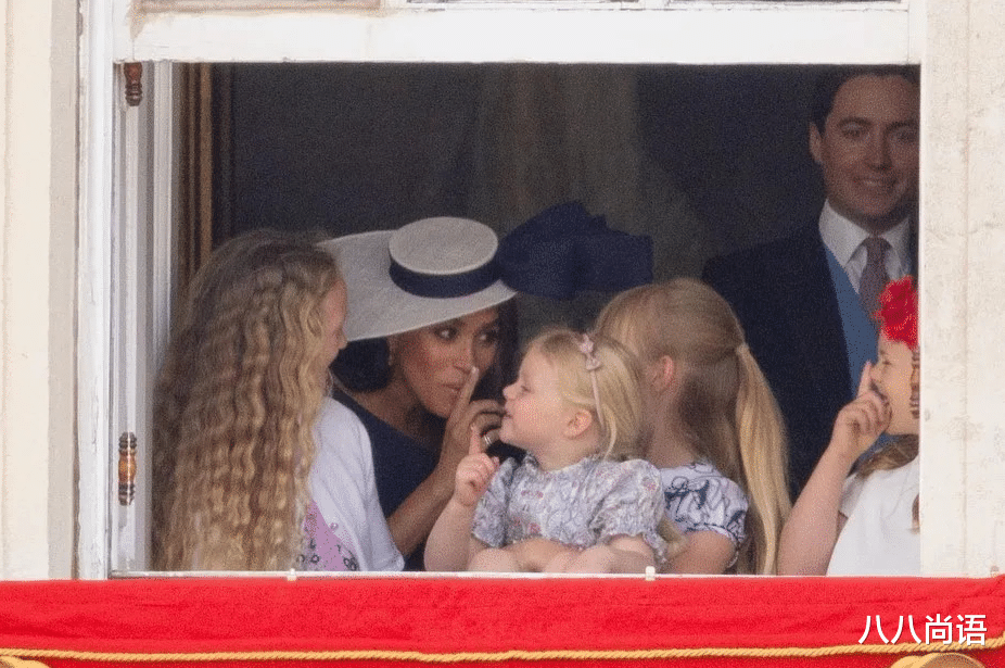 公爵夫人|梅根回到婆家，一身贵夫人打扮与晚辈有说有笑，阳台上却没她位置