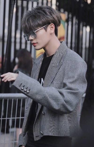 指环王|林彦俊拍到搂长发妹同回酒店，再被爆酒店赌博，微博文案皆抄袭