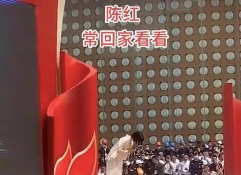 陈红|52岁歌手陈红近况曝光,现身商演现场,小腿粗壮略发福