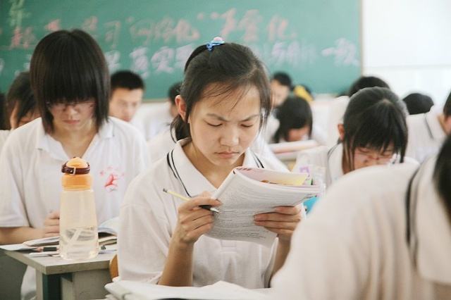 教育部|男高中生边痛哭边用头撞墙，得知原因后家长表示心疼：太不值得了
