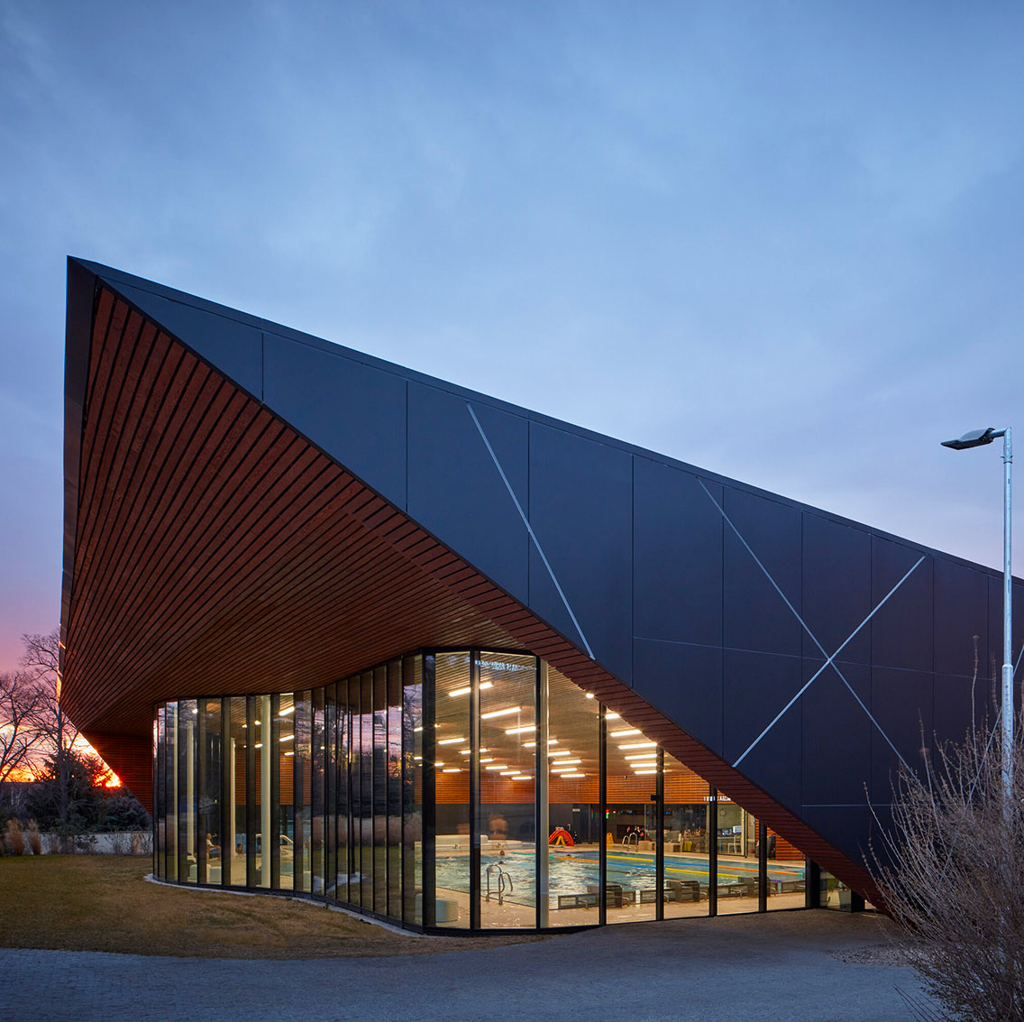 亿伽设计│温泉设计│Louny市政游泳馆:将泳池的活动场景置入城市公共空间