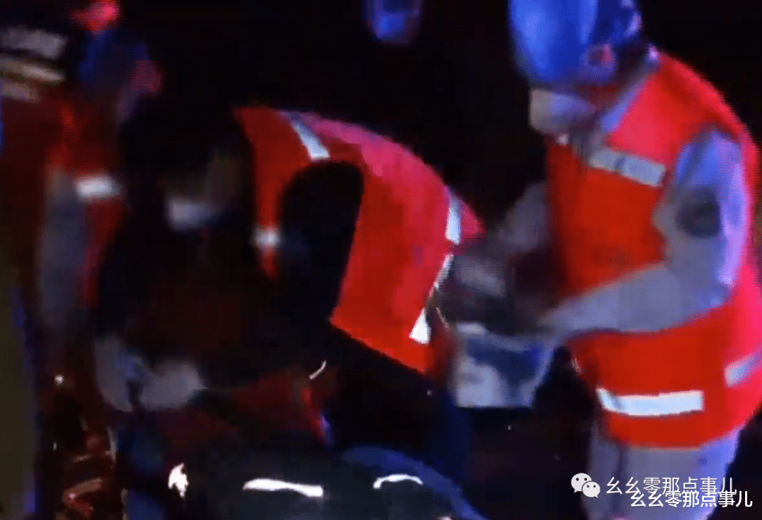 干快递太拼,疲劳驾驶撞水泥墩!车撞报废人被卡,北京消防忙救援