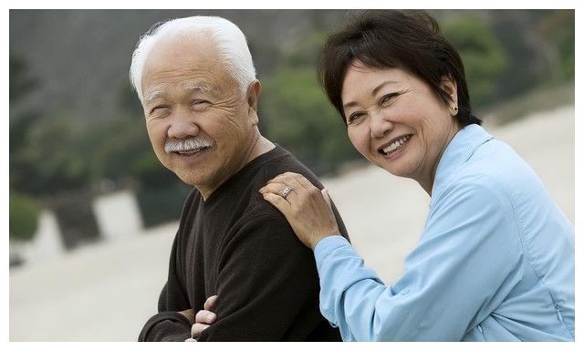 58岁大妈搭伙64岁大爷:白天看是夫妻,晚上其实是邻居