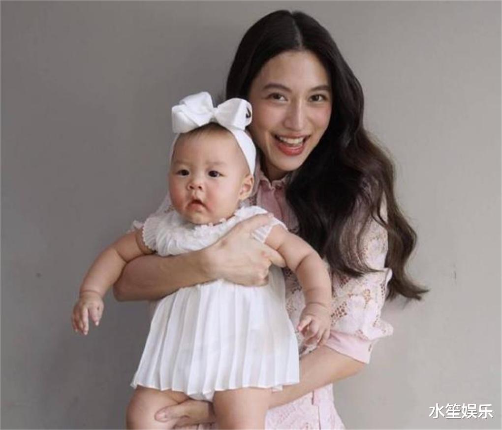 董洁|泰星Mew晒一家三口合照,手上大钻戒超抢镜,女儿神似豪门老公