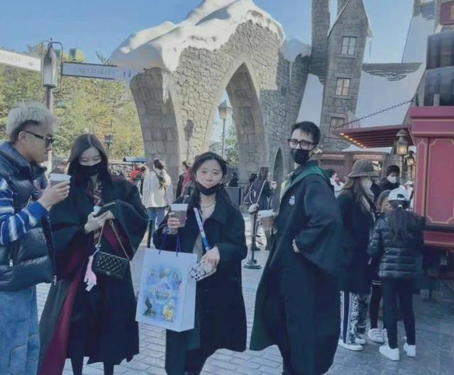 许魏洲|许魏洲疑似当爸爸,老婆带保姆孩子出门,不官宣原因心酸