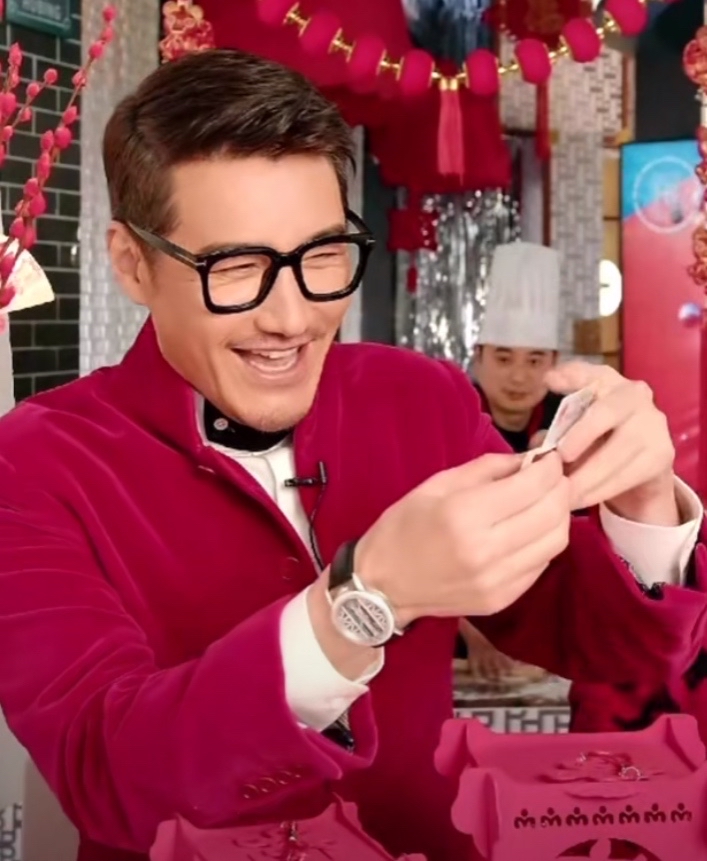 张新成|50岁胡兵直播途中晒身份证,再度强调国人身份,证明后如释重负很骄傲