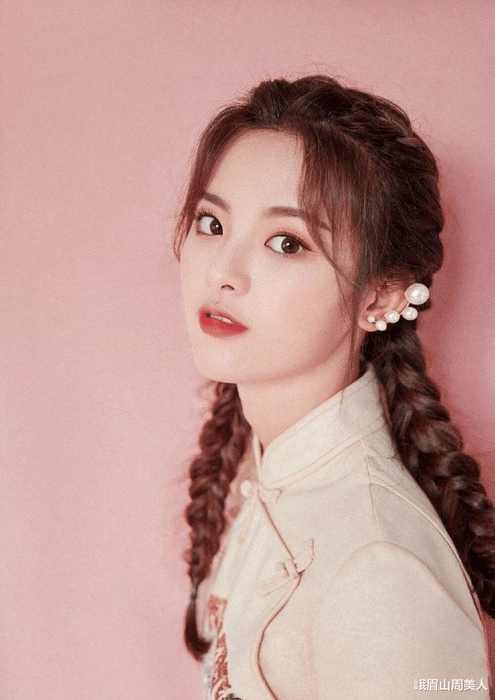 发型 脸上有这3个“特征”的女生,别再披头散发了,露出五官更女神