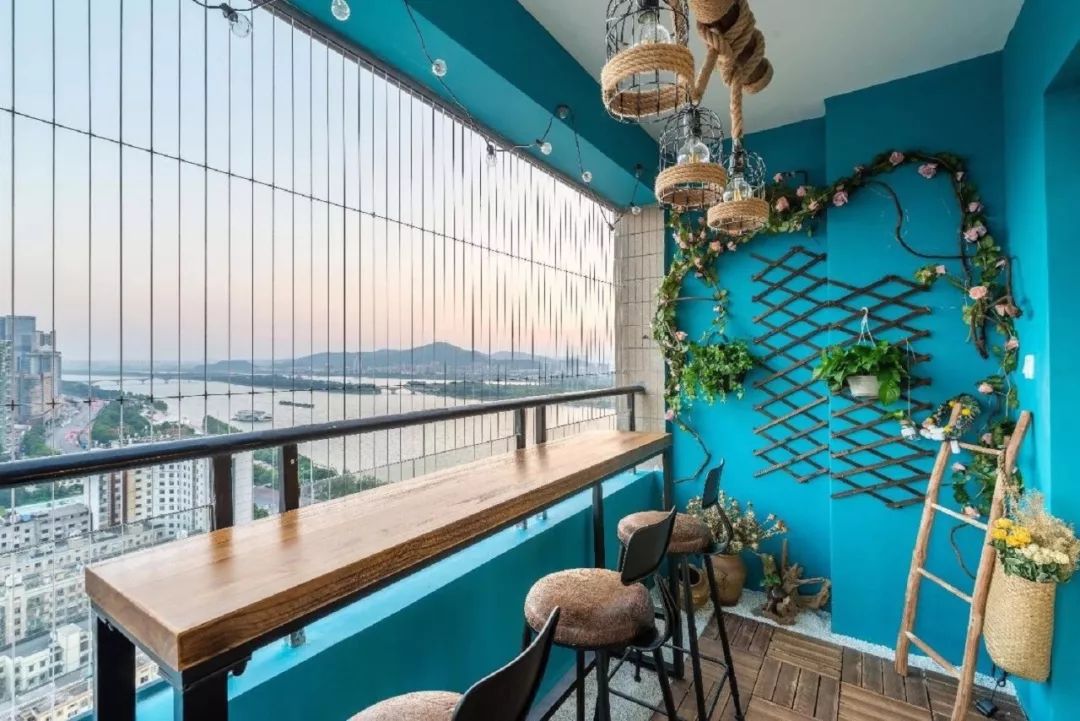 阳台靠窗装个小吧台，喝茶观景，真是不要太惬意！