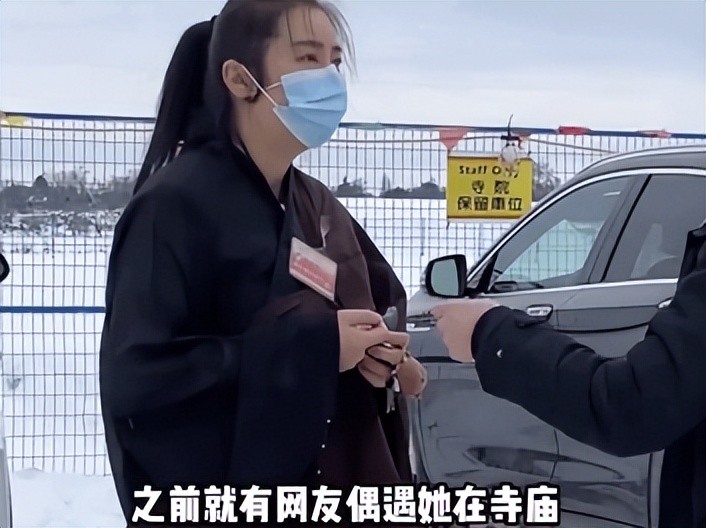 王祖贤|55岁王祖贤佝偻身体在小店吃火锅,吃完用手擦嘴!身材发胖认不出