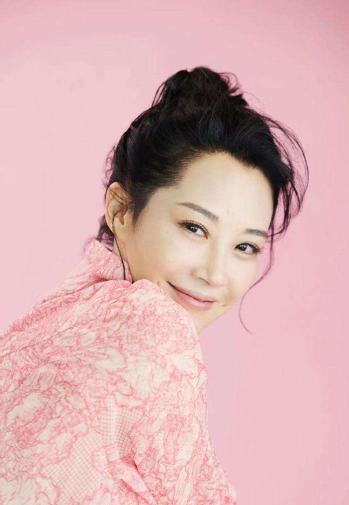 许晴|53岁许晴与男友人合影！相处20余年感情深厚，女方笑容甜美可爱