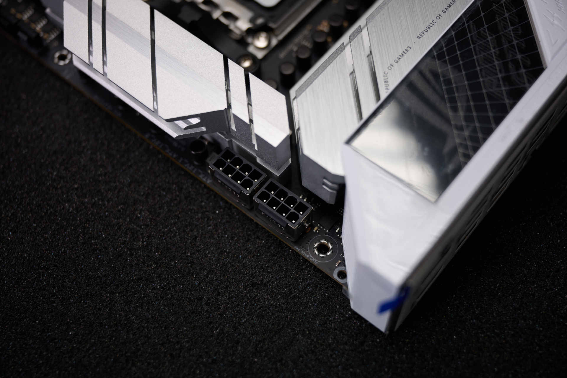 吹雪|AMD Ryzen 9 7900X&ROG X670e吹雪，游戏以及生产力体验
