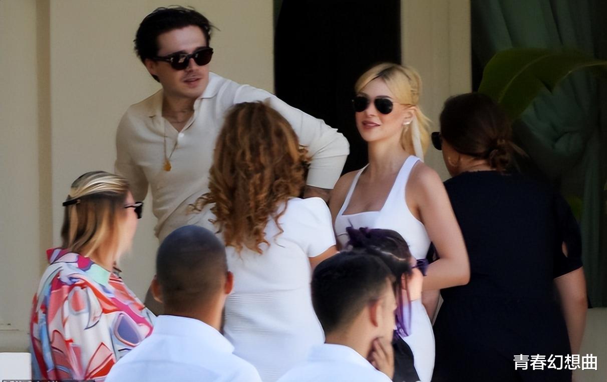 维多利亚·贝克汉姆|贝嫂大儿媳婚后首现身，穿小白裙头上系丝带，坐在豪车里青春洋溢