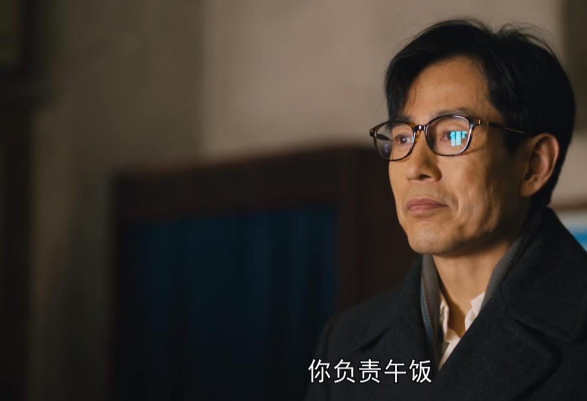 人世间|《人世间》首次拍大合照，萨日娜被挤到夹缝里，C位成员让人意外