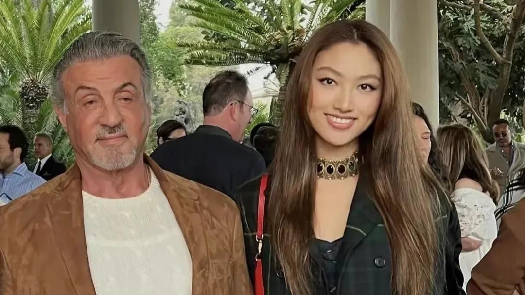 任达华|任达华女儿看秀，与国际巨星罕见同框，有史泰龙、派恩、克里斯等