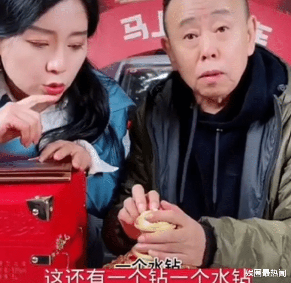 潘长江|心虚？潘长江澄清花絮曝光，结巴背稿手哆嗦，助理提醒仍出错