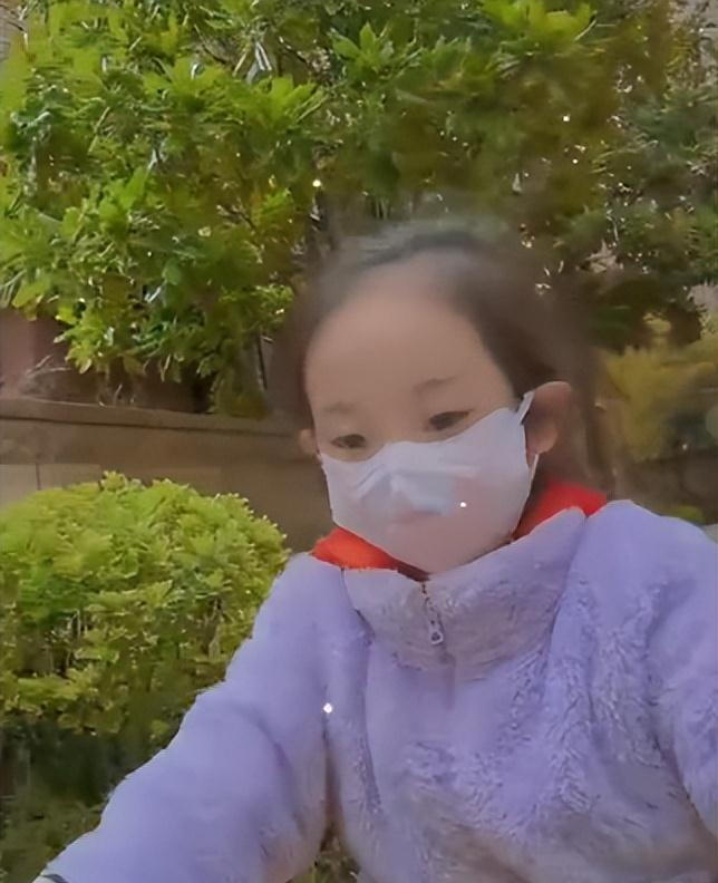 杨威女儿骑行照曝光，双胞胎模样差别大，独栋别墅装修豪华