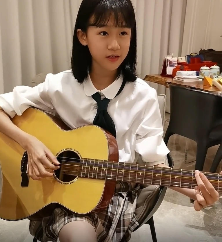 陆毅|陆毅14岁的女儿腿太长！身材太瘦裤子显松垮，一双胳膊细到似竹竿