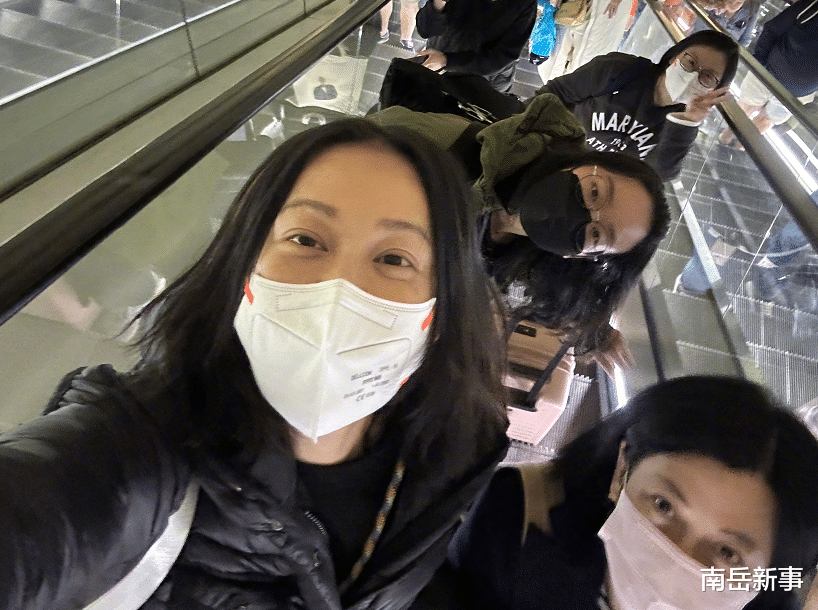 刘若英|53岁刘若英坐高铁看球赛，素面朝天皱纹增多，眼袋又重又黑还显老