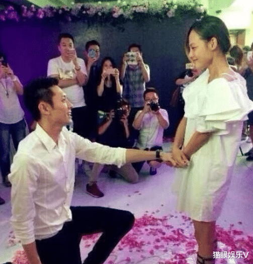 张嘉倪|34岁张嘉倪怼脸拍照，五官精致立体像洋娃娃，亮片长裙秀凹凸身材