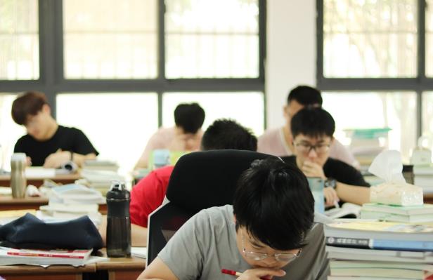 考研|为啥二本生觉得考研很容易,但身为985、211的同学却认为难如登天