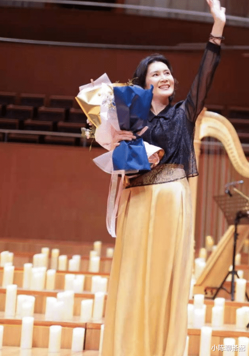 看了64岁肖雄的造型，才发现：穿衣简约、短发微卷，到老都优雅