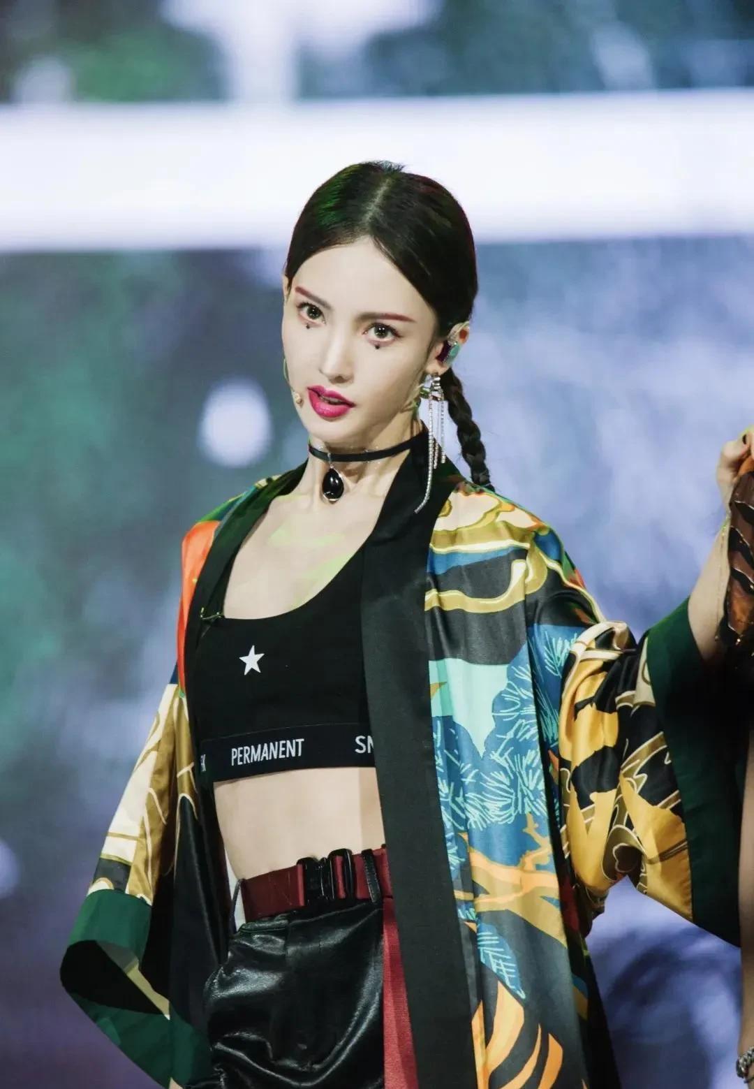 金晨|金晨模仿卡塔尔小王子自拍!被骂没有脑子,劝她没事多去读读书