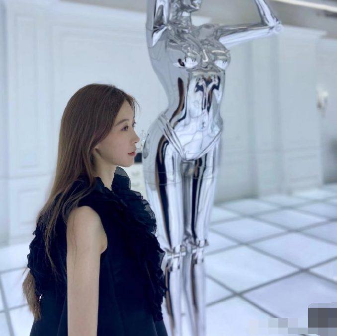 许魏洲|许魏洲官宣结婚后首现身,一身迷彩心情大好,老婆低调快步离开