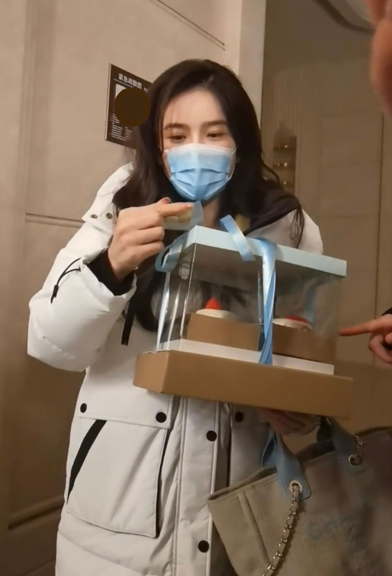 张含韵|生活里的赵樱子有多美？长发飘飘毫无明星架子，7年前就结过婚