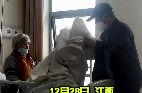 儿子照顾母亲二十年失去耐心后称“怎么还不死”并将其一把推倒
