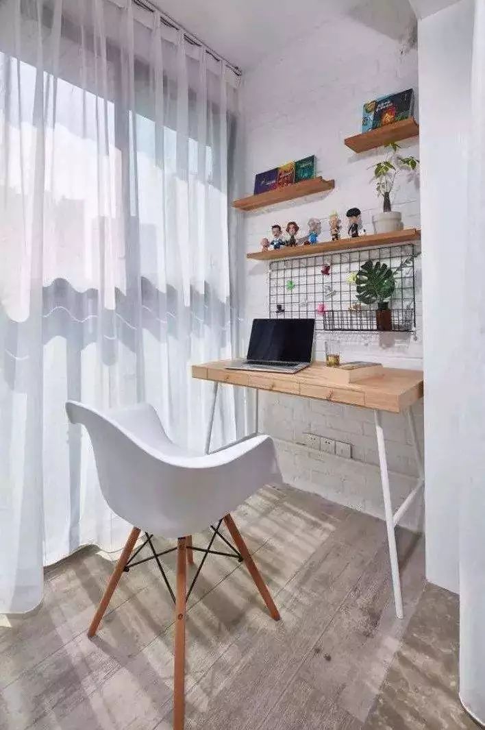 别担心小户型挤不出书房,角落空间都可以用上