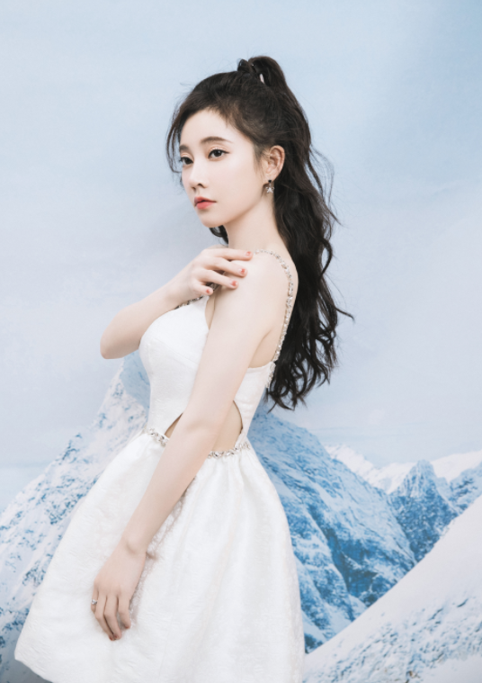 冯提莫|冯提莫荣获BLS三连冠,黑白两款造型惊艳全场,演唱实力备受认可