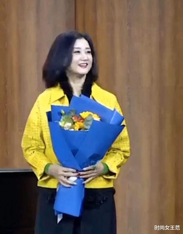 润百颜 宋祖英留短发变洋气！就算打扮的很俗套，也难掩身上的高贵气质！